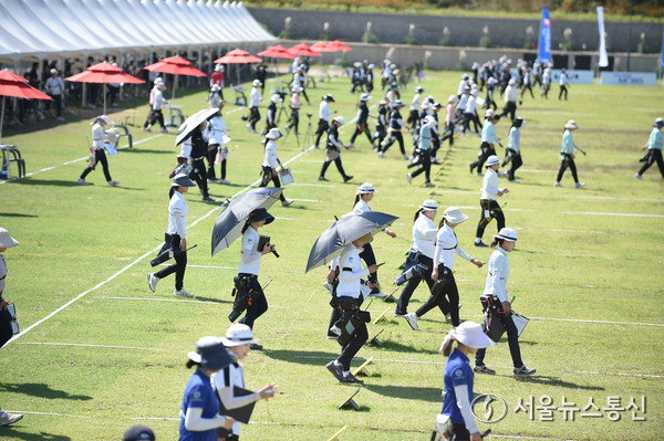 대한양궁협회는 오는 10월 1일부터 3일까지 광주국제양궁장과 광주 5·18 민주광장에서 ‘현대자동차 정몽구배 한국양궁대회 2025’를 진행한다. 예선은 1일 광주국제양궁장에서, 본선은 2~3일 광주 5·18 민주광장에서 열릴 예정이다. 1일 오후 광주국제양궁장에서 여자 선수들이 경기에 앞서 연습하고 있다. 사진 이민희 기자 2025.10.01, snakorea.rc@gmail.com , *재판매 및 DB 금지
