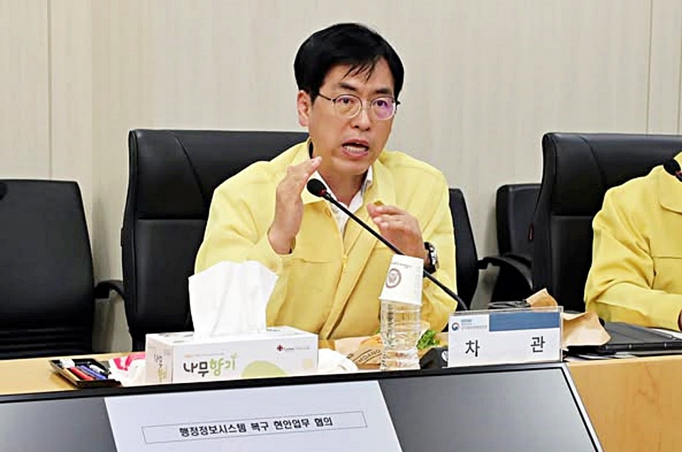 김민재 중대본 1차장은 이날 국가정보자원관리원 현장에서 시스템 운영 및 복구 업체들과 상황회의를 개최해 신속한 복구를 위한 협조를 요청하고 애로사항과 지원 필요사항 등을 논의했다. (2025.10.01) / 사진 = 행전안전부