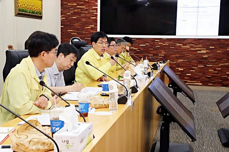 김민재 중대본 1차장은 이날 국가정보자원관리원 현장에서 시스템 운영 및 복구 업체들과 상황회의를 개최해 신속한 복구를 위한 협조를 요청하고 애로사항과 지원 필요사항 등을 논의했다. (2025.10.01) / 사진 = 행전안전부