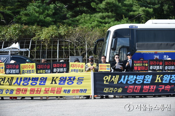 김선홍 행정정의감시네트워크중앙회 회장은 “파주·부산·울산 등 전국적으로 무면허 수술과 환자 사망 사례가 이어지고 있는데, 여전히 솜방망이 처벌만 반복되고 있다”며 “정부와 국회는 더 이상 미루지 말고 불법 수술 전수조사, 수술실 CCTV 의무화, 환자 동의 절차 강화 등 제도 개선에 나서야 한다”고 촉구했다. 사진 신현성 기자 2025.10.01, snakorea.rc@gmail.com , *재판매 및 DB 금지