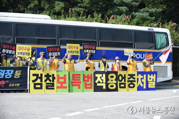 김선홍 행정정의감시네트워크중앙회 회장은 “파주·부산·울산 등 전국적으로 무면허 수술과 환자 사망 사례가 이어지고 있는데, 여전히 솜방망이 처벌만 반복되고 있다”며 “정부와 국회는 더 이상 미루지 말고 불법 수술 전수조사, 수술실 CCTV 의무화, 환자 동의 절차 강화 등 제도 개선에 나서야 한다”고 촉구했다. 사진 신현성 기자 2025.10.01, snakorea.rc@gmail.com , *재판매 및 DB 금지