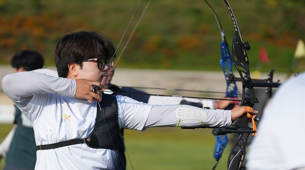 대한양궁협회는 오는 10월 1일부터 3일까지 광주국제양궁장과 광주 5·18 민주광장에서 ‘현대자동차 정몽구배 한국양궁대회 2025’를 진행한다. 예선은 1일 광주국제양궁장에서, 본선은 2~3일 광주 5·18 민주광장에서 열린다. 1일 오후 전남 광주국제양궁장 정태영 선수 (사진제공 대한양궁협회)2025.10.01, snakorea.rc@gmail.com , *재판매 및 DB 금지