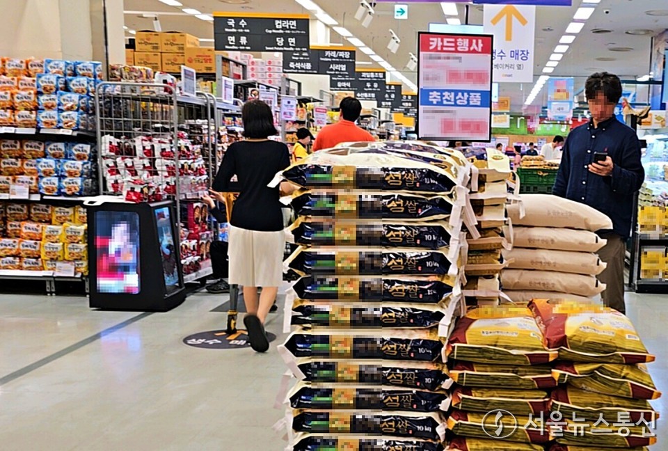 서울 시내의 한 대형마트에서 한 시민이 쌀을 고르고 있다. (2024.10.04) / 서울뉴스통신 이성현 기자