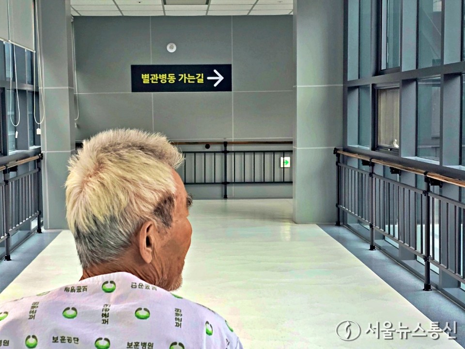 사진은 보훈병원에서 진료를 받고 있는 한 국가유공자의 뒷모습. (2025.09.29) / 사진 = 서울뉴스통신 최정인 기자