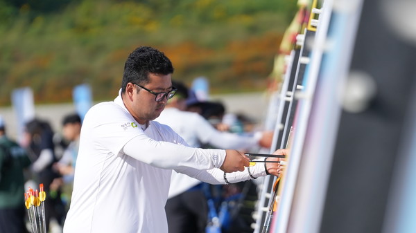 오는 10월 1일부터 3일까지 광주국제양궁장과 광주 5·18 민주광장에서 ‘현대자동차 정몽구배 한국양궁대회 2025’를 진행한다. 예선은 1일 광주국제양궁장에서, 본선은 2~3일 광주 5·18 민주광장에서 열린다. 1일 오후 전남 광주국제양궁장 김우진 선수 (사진제공 대한양궁협회)2025.10.02, snakorea.rc@gmail.com , *재판매 및 DB 금지