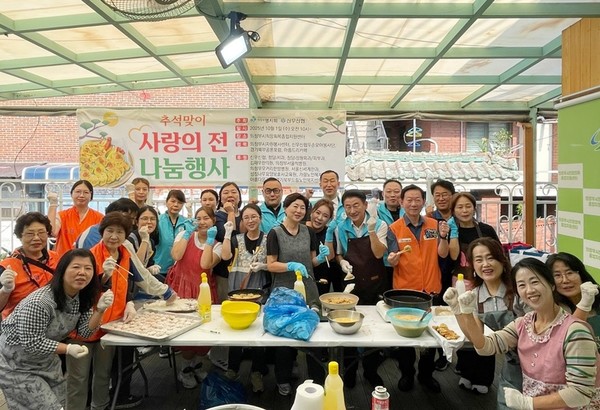 의정부시는 1일 봉사단체 의정부명지회와 신우신협 두손모아봉사단이 함께 ‘사랑의 전 만들기’ 봉사활동을 펼쳤다고 밝혔다.