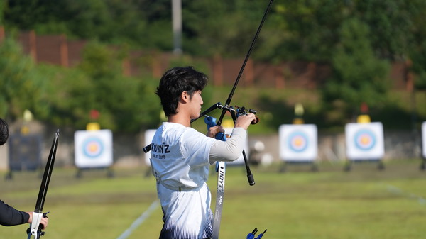 오는 10월 1일부터 3일까지 광주국제양궁장과 광주 5·18 민주광장에서 ‘현대자동차 정몽구배 한국양궁대회 2025’를 진행한다. 예선은 1일 광주국제양궁장에서, 본선은 2~3일 광주 5·18 민주광장에서 열린다. 1일 오후 전남 광주국제양궁장 김선우 선수 (사진제공 대한양궁협회)2025.10.02, snakorea.rc@gmail.com , *재판매 및 DB 금지
