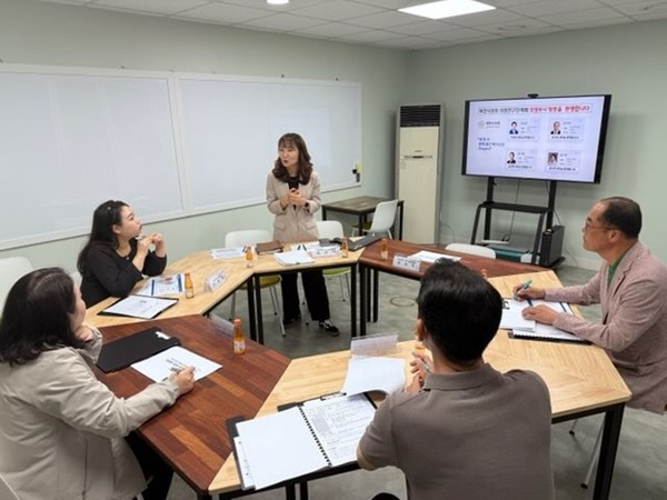 의정부시는 9월 30일 충북 제천시의회 의원연구단체가 ‘제천시 통학‧통근 버스노선 프로젝트’ 추진과 관련해 ‘의정부 학생 통학버스’ 운영 사례를 벤치마킹하기 위해 시청을 방문했다고 밝혔다.