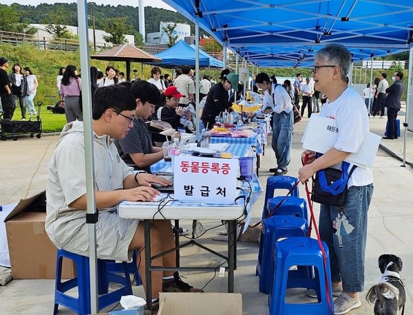 의정부시는 9월 27일 송산반려견놀이터에서 열린 ‘송산3동 도란도란 반려동물 용품 나눔장터’에 참여해 펫티켓 준수와 동물등록제 홍보 부스를 운영했다.