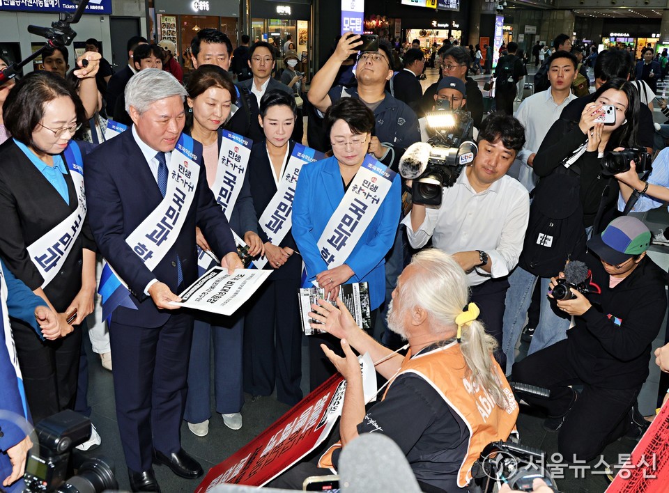 서왕진 조국혁신당 원내대표가 2일 오전 서울 용산구 용산역에서 추석 명설 귀성인사를 하던 중 박경석 전국장애인차별철폐연대 대표에게 장애인권리예산 요구안을 건네받고 있다. (사진=신현성 기자) 2025.10.02, snakorea.rc@gmail.com , *재판매 및 DB 금지