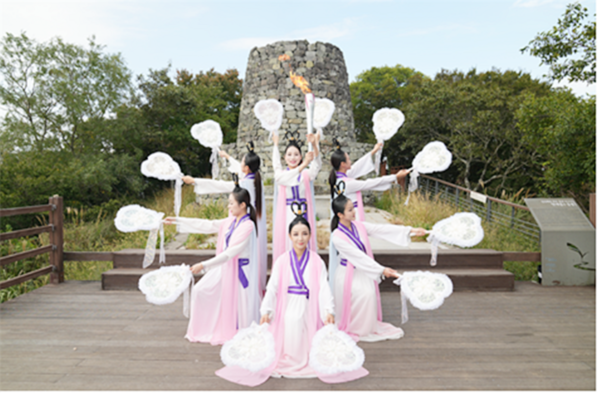 성화 채화는 전통 의식인 칠선녀의 하늘 뜻을 받아 불씨를 채화하는 장엄한 순간으로 시작된다. 