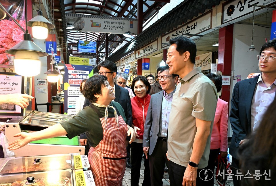 오세훈 서울시장이 2일 추석 연휴를 앞두고 구로구 고척근린시장을 방문해 성수품 수급 상황을 점검하고 있다. (사진=서울시 제공) 2025.10.02, snakorea.rc@gmail.com , *재판매 및 DB 금지