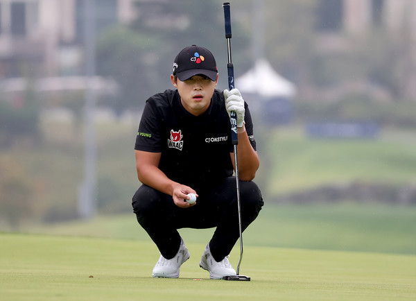 3일 경북 예천 한맥 컨트리클럽(CC) H, M 코스(파72. 7315야드)에서 KPGA 경북오픈(총상금 7억원, 우승상금 1억4천만원) 3라운드 경기가 열리고 있다. 이번 대회는 ‘채리티(charity)’ 성격으로 열린다. KPGA와 한맥CC는 출전 선수들의 뜻을 모아 조성한 기부금을 경상북도에 전달할 예정이다. (사진 KPGA제공)2025.10.03, snakorea.rc@gmail.com , *재판매 및 DB 금지