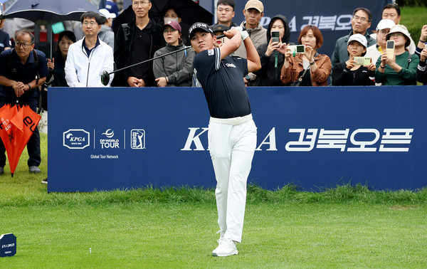 3일 경북 예천 한맥 컨트리클럽(CC) H, M 코스(파72. 7315야드)에서 KPGA 경북오픈(총상금 7억원, 우승상금 1억4천만원) 3라운드 경기가 열리고 있다. 이번 대회는 ‘채리티(charity)’ 성격으로 열린다. KPGA와 한맥CC는 출전 선수들의 뜻을 모아 조성한 기부금을 경상북도에 전달할 예정이다. 옥태훈, 1번홀 드라이버 티샷 (사진 KPGA제공) 2025.10.03, snakorea.rc@gmail.com , *재판매 및 DB 금지