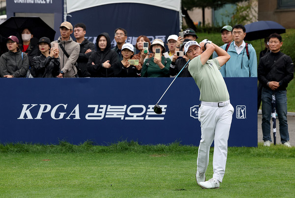 3일 경북 예천 한맥 컨트리클럽(CC) H, M 코스(파72. 7315야드)에서 KPGA 경북오픈(총상금 7억원, 우승상금 1억4천만원) 3라운드 경기가 열리고 있다. 이번 대회는 ‘채리티(charity)’ 성격으로 열린다. KPGA와 한맥CC는 출전 선수들의 뜻을 모아 조성한 기부금을 경상북도에 전달할 예정이다. 최민철(37,대보건설) 1번 홀 드라이버 티샷 (사진 KPGA제공) 2025.10.03, snakorea.rc@gmail.com , *재판매 및 DB 금지