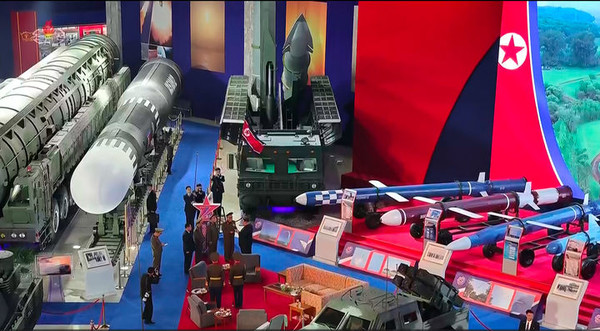 조선중앙TV가 4일 김정은 국무위원장이 평양에서 개막한 무장장비전시회 '국방발전-2025' 관람하는 모습을 5일 방송하고 있다. (출처=조선중앙TV 갈무리) 