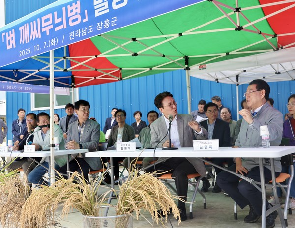 김민석 국무총리가 7일 오후 전남 장흥군 안양면 해창리 일원을 방문해, ‘벼 깨씨무늬병’ 피해 현장을 점검했다. (사진 총리실 제공) 2025.10.07, snakorea.rc@gmail.com , *재판매 및 DB 금지