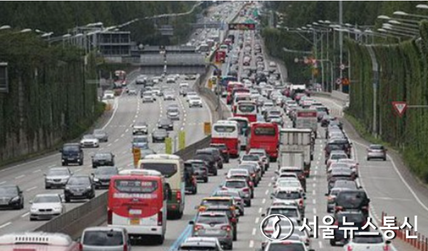 추석 연휴기간 붐비는 서울 서초구 경부고속도로 잠원IC 인근 경부고속도로 모습. 사진 = 서울뉴스통신 DB