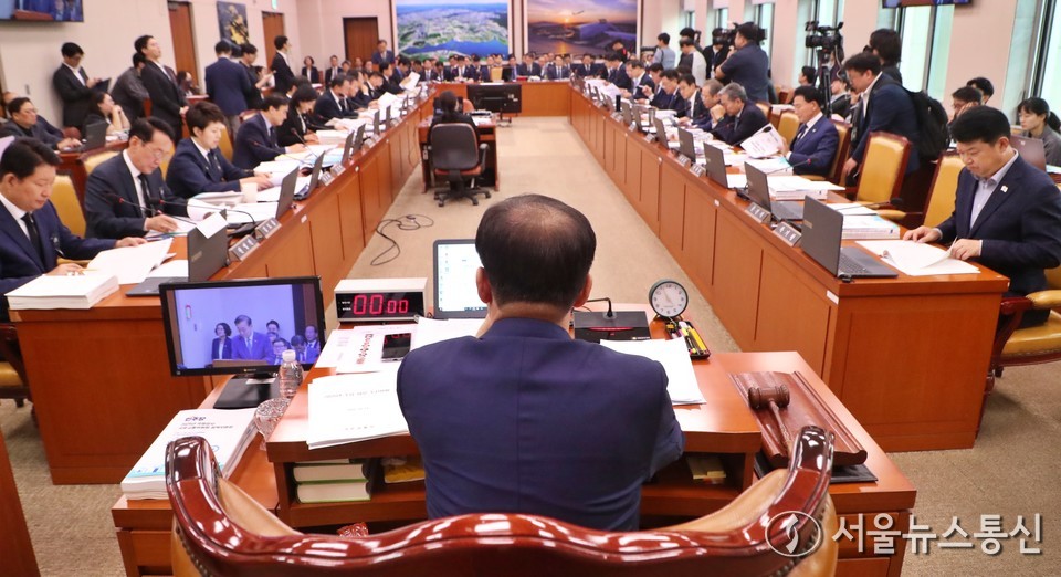 맹성규 국토교통위원회 위원장이 13일 오전 서울 여의도 국회에서 열린 국토교통위원회 국정감사를 주재하고 있다. (사진=이민희 기자) 2025.10.13, snakorea.rc@gmail.com , *재판매 및 DB 금지