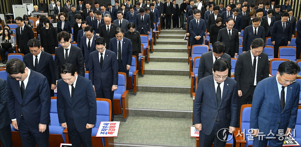 국민의힘 의원들이 13일 오전 서울 여의도 국회에서 열린 긴급 의원총회에서 특검 조사를 받고 숨진 경기 양평군 공무원을 추모하는 묵념을 하고 있다. (사진=이민희 기자) 2025.10.13, snakorea.rc@gmail.com , *재판매 및 DB 금지