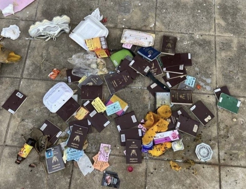 캄보디아의 한 쓰레기통에서 외국인 여권이 다수 발견된 사진이 공개돼 충격을 주고 있다. (2025.10.12) / 사진 = 온라인커뮤니티 캡처