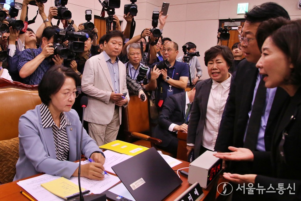 나경원 국민의힘 의원을 비롯한 법제사법위원회 의원들이 13일 서울 여의도 국회에서 열린 법제사법위원회 국정감사에서 추미애 위원장의 국정감사 운영에 항의하고 있다. (2025.10.13) / 사진 = 서울뉴스통신 신현성 기자