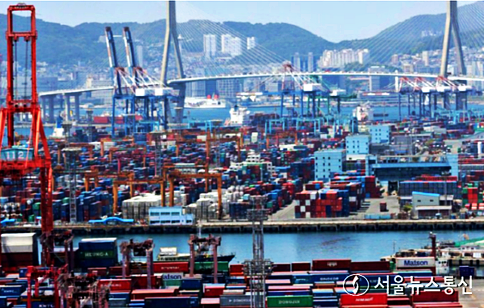 부산항 컨테이너 부두에서 하역작업이 이뤄지고 있다. / 사진 = 서울뉴스통신 DB​