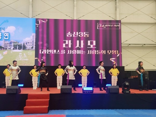 의정부시는 111일 시청 모두의 운동장에서 열린 ‘제54회 의정부시민의 날’ 기념행사에서 ‘2025년 경기도 주민자치 장끼한마당’ 수상팀이 특별 축하공연을 펼쳤다고 밝혔다.