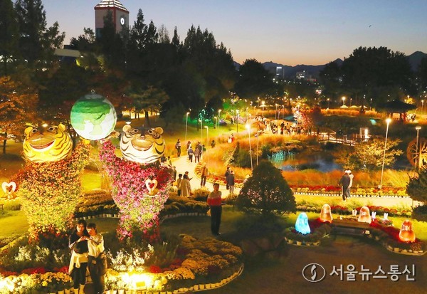 지난해 개최된 ‘제15회 유성국화축제’. / 사진 = 대전유성구 제공 2025.10.14, snakorea.rc@gmail.com , *재판매 및 DB 금지