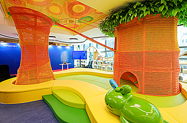 부산시는 한국자산관리공사와 함께 15분도시 핵심시설이자 지역 상생공간인 부산어린이복합문화공간 '대연 꿈키우미 작은도서관 들락날락'의 개관식을 14일 캠코 청년 공유형 사택 2층에서 개최한다고 밝혔다.