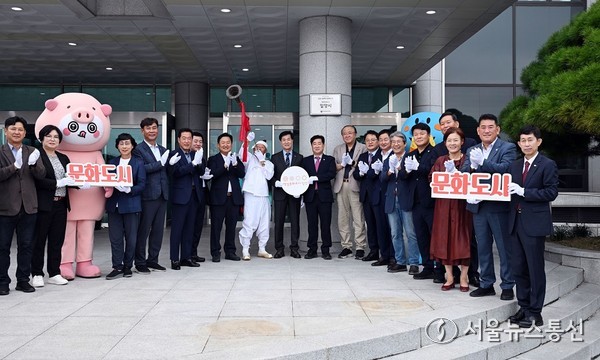 밀양시가 13일 시청 중앙현관에서 2025 올해의 문화도시 현판 제막식을 개최했다.