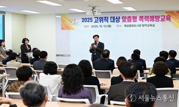 안병구 밀양시장이 13일 햇살문화도시관에서 진행된 5급 이상 간부 공무원 대상 4대 폭력 예방 교육에서 인사말을 하고 있다.