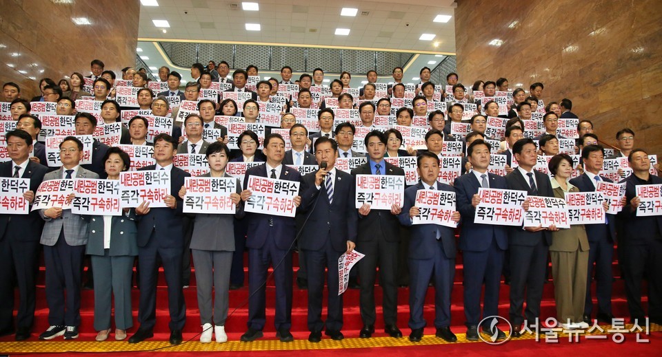 정청래 더불어민주당 대표가 14일 오전 서울 여의도 국회 로텐더홀에서 한덕수 전 국무총리 등 국무위원 내란 공모 규탄 기자회견을 열고 발언하고 있다. (사진=신현성 기자) 2025.10.14, snakorea.rc@gmail.com , *재판매 및 DB 금지