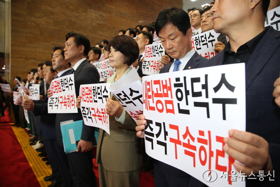 김병기 더불어민주당 원내대표가 14일 오전 서울 여의도 국회 로텐더홀에서 한덕수 전 국무총리 등 국무위원 내란 공모 규탄 기자회견을 열고 발언하고 있다. (사진=신현성 기자) 2025.10.14, snakorea.rc@gmail.com , *재판매 및 DB 금지