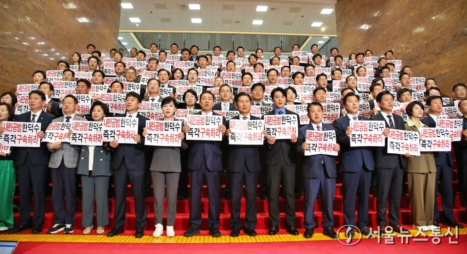 정청래 더불어민주당 대표와 김병기 원내대표 등 의원들이 14일 오전 서울 여의도 국회 로텐더홀에서 한덕수 전 국무총리 등 국무위원 내란 공모 규탄 기자회견을 열고 구호를 외치고 있다. (사진=신현성 기자) 2025.10.14, snakorea.rc@gmail.com , *재판매 및 DB 금지