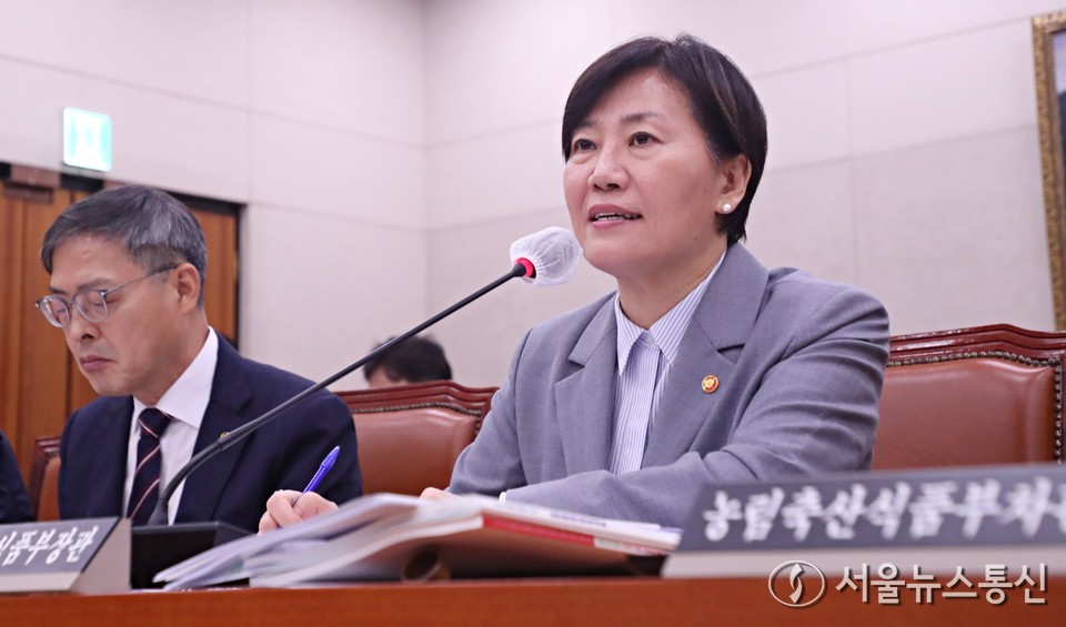 송미령 농림축산식품부 장관이 14일 서울 여의도 국회에서 열린 농림축산식품해양수산위원회의 농림축산식품부 등에 대한 국정감사에서 의원 질의에 답하고 있다. (2025.10.14) / 사진 = 서울뉴스통신 신현성 기자