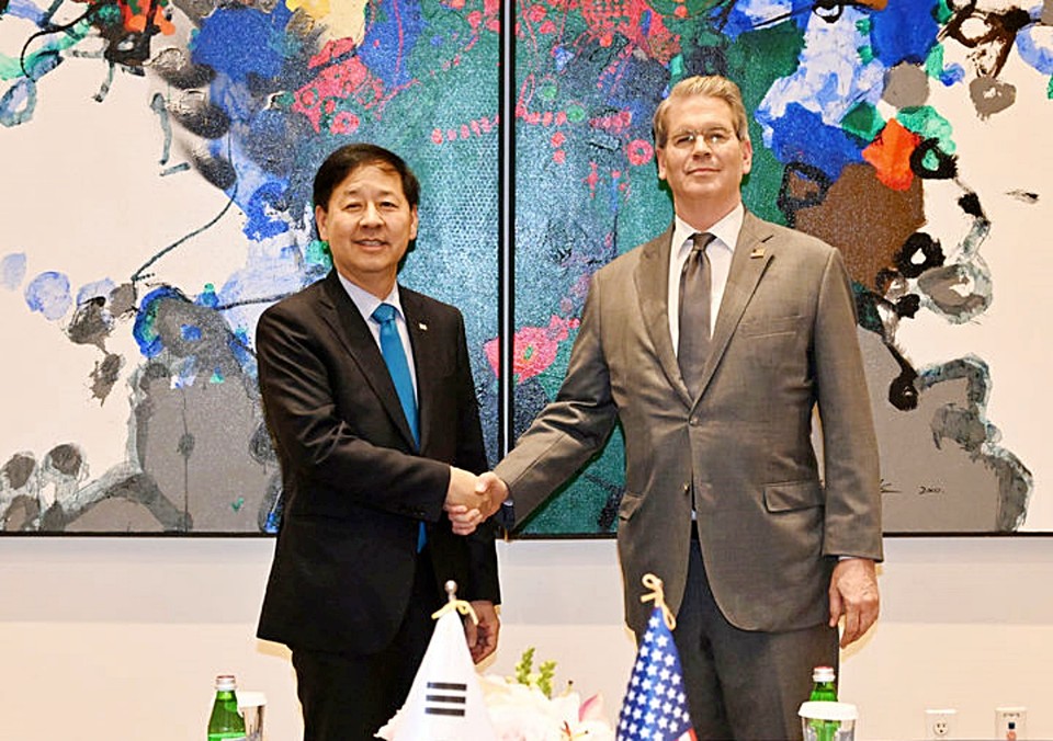 구윤철 부총리 겸 기획재정부 장관이 24일(현지시간) 미국 뉴욕 주유엔 대한민국대표부에서 스콧 베센트 미국 재무장관과 면담한 뒤 기념촬영을 하고 있다. (2025.9.25) / 사진 = 기재부 제공