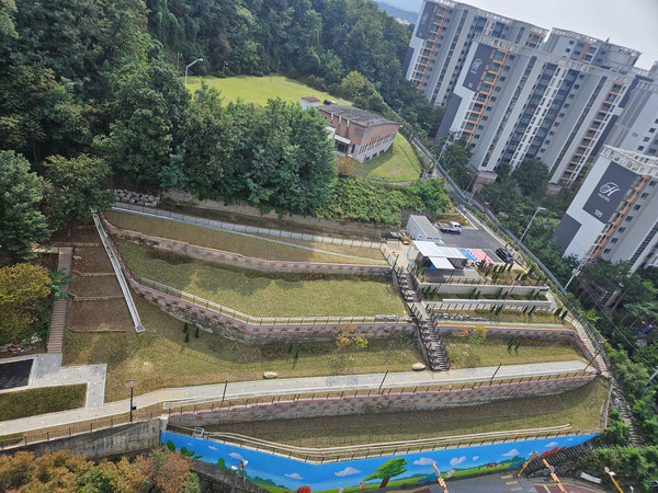 대원공원에 조성된 책읽는 광장 광경