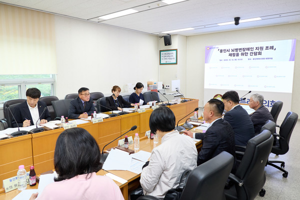 용인시의회 윤원균의원이 주관해 개최된 '뇌병변장애인 지원 조례 제정을 위한 간담회'에서 참석자들이 의견을 나누고 있다. 사진/용인특례시의회