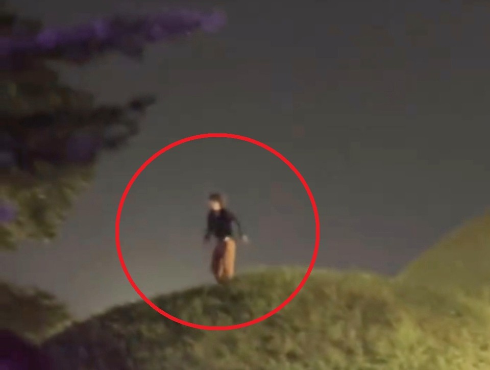 지난해 경주 신라문화제 화랑힙합페스타가 진행되는 중에 한 청년이 고분에 올라가 춤을 추는 장면 (사진=서경덕교수팀 제공) 2025.10.15, snakorea.rc@gmail.com , *재판매 및 DB 금지