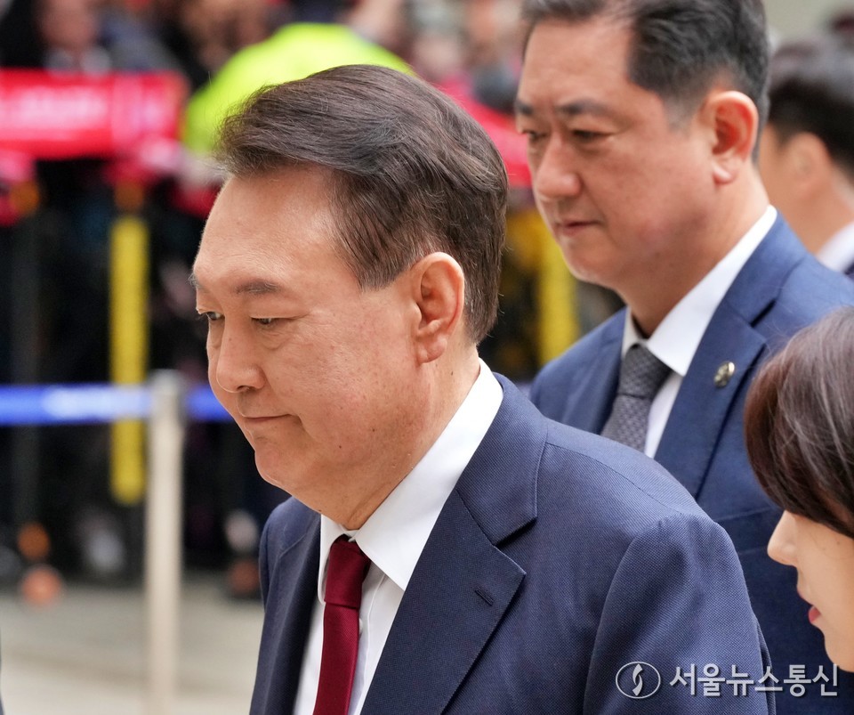 윤석열 전 대통령이 19일 서울 서초구 서울중앙지방법원에서 열린 내란우두머리 및 직권남용·권리행사 방해 혐의 사건 4차 공판에 출석하고 있다. (2025.05.19) / 사진 = 서울뉴스통신 신현성 기자