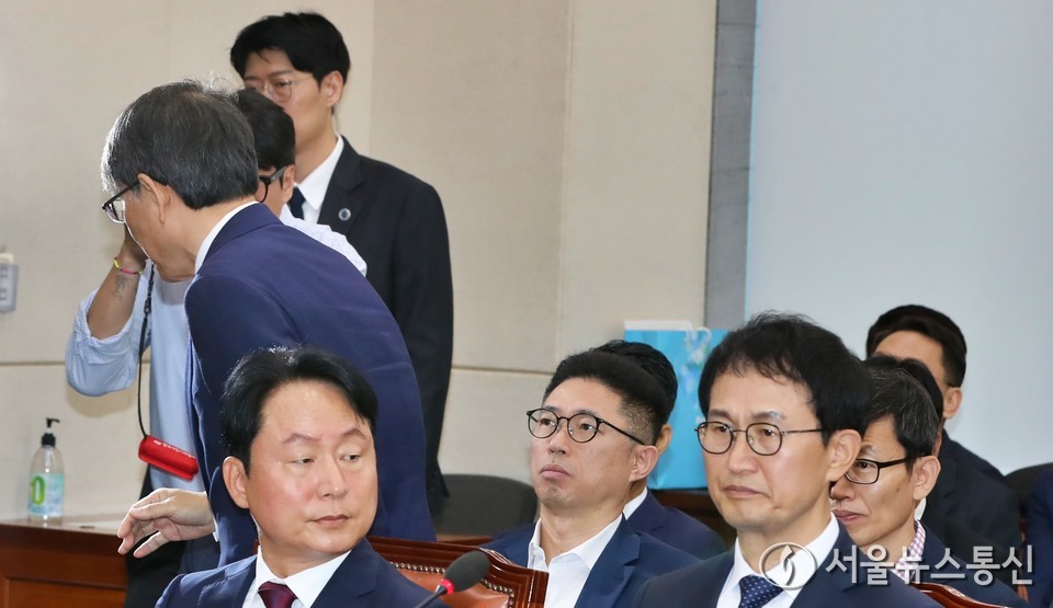 노태악 중앙선거관리위원장이 15일 서울 여의도 국회에서 열린 행정안전위원회의 중앙선거관리위원회, 인사혁신처, 소방청 등 국정감사에서 인사말 후 이석하고 있다. (사진=신현성 기자) 2025.10.15, snakorea.rc@gmail.com , *재판매 및 DB 금지