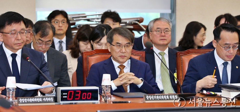 노태악 중앙선거관리위원장이 15일 서울 여의도 국회에서 열린 행정안전위원회의 중앙선거관리위원회, 인사혁신처, 소방청 등 국정감사에서 여야 의원들의 의사진행발언을 경청하고 있다. (사진=신현성 기자) 2025.10.15, snakorea.rc@gmail.com , *재판매 및 DB 금지