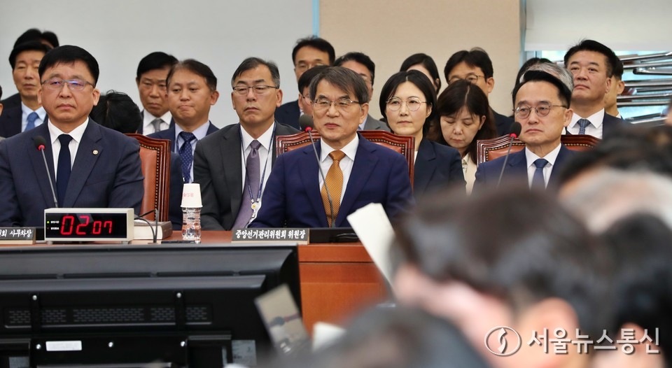 노태악 중앙선거관리위원장이 15일 서울 여의도 국회에서 열린 행정안전위원회의 중앙선거관리위원회, 인사혁신처, 소방청 등 국정감사에서 여야 의원들의 의사진행발언을 경청하고 있다. (사진=신현성 기자) 2025.10.15, snakorea.rc@gmail.com , *재판매 및 DB 금지