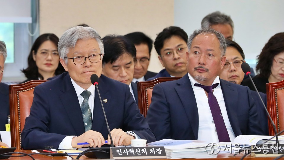 최동석 인사혁신처장이 15일 서울 여의도 국회에서 열린 행정안전위원회의 중앙선거관리위원회, 인사혁신처, 소방청 등 국정감사에서 의사 질의를 경청하고 있다. (사진=신현성 기자) 2025.10.15, snakorea.rc@gmail.com , *재판매 및 DB 금지