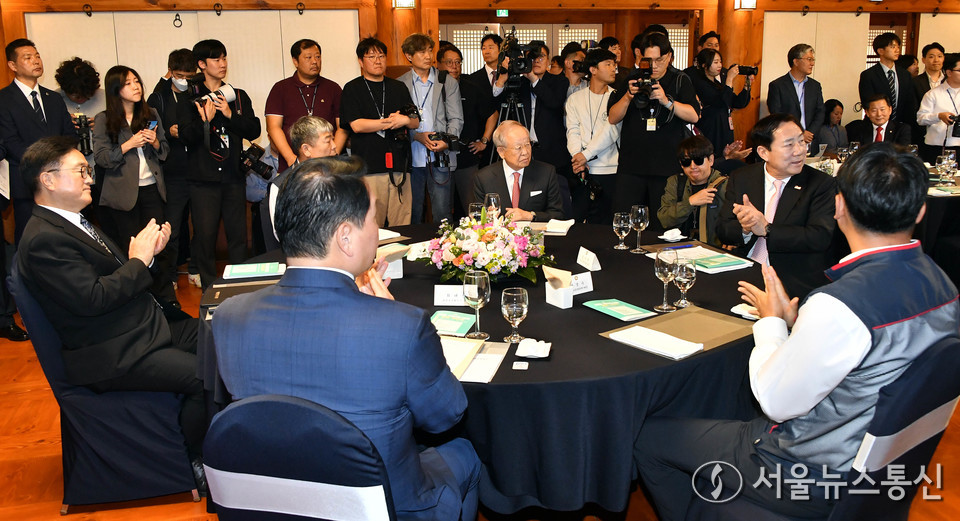 우원식 국회의장을 비롯한 노사 5단체 대표들이 15일 서울 여의도 국회 사랑재에서 열린 사회적 대화 공동선언식에 참석해 있다. 왼쪽부터 시계방향으로 우 의장, 김동명 한국노총 위원장, 손경식 한국경영자총협회장, 김기문 중소기업중앙회장, 양경수 민주노총 위원장, 최태원 대한상의 회장. (사진=이민희 기자) 2025.10.15, snakorea.rc@gmail.com , *재판매 및 DB 금지