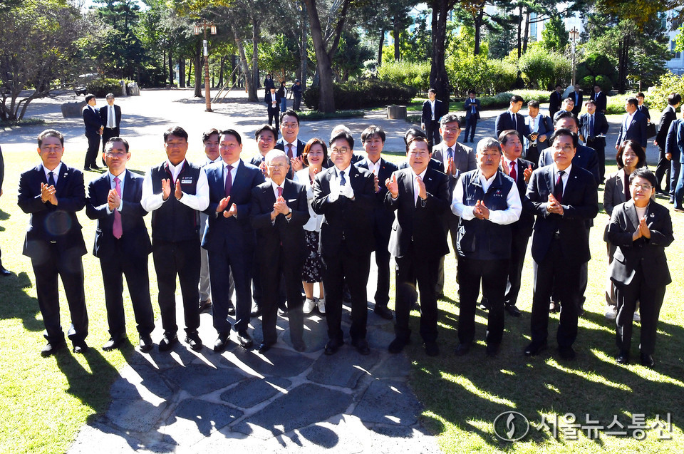우원식 국회의장을 비롯한 노사 5단체 대표들이 15일 서울 여의도 국회 사랑재에서 열린 사회적 대화 공동선언식에서 기념 식수를 한 뒤 기념촬영하고 있다. (사진=이민희 기자) 2025.10.15, snakorea.rc@gmail.com , *재판매 및 DB 금지