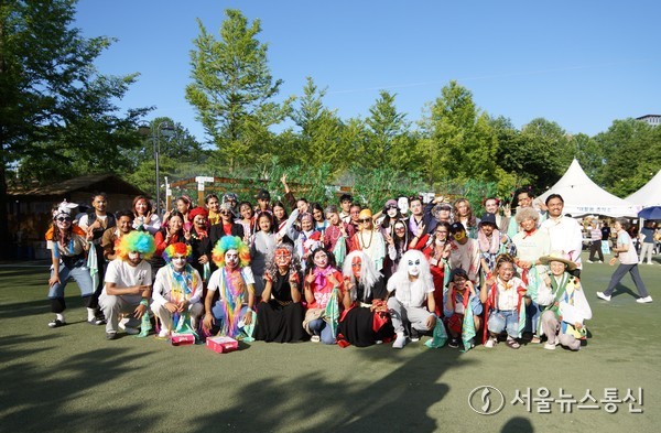 음성품바축제에 참가한 극동대 외국인학생들./ (사진= 극동대학교 제공)