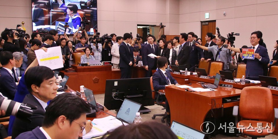 국민의힘 법사위원들이 13일 서울 여의도 국회에서 열린 법제사법위원회의 대법원 등에 대한 국정감사에서 추미애 법사위원장이 조희대 대법원장에 대한 질의를 시작하자 항의하고 있다. (2025.10.13) / 사진 = 서울뉴스통신 신현성 기자
