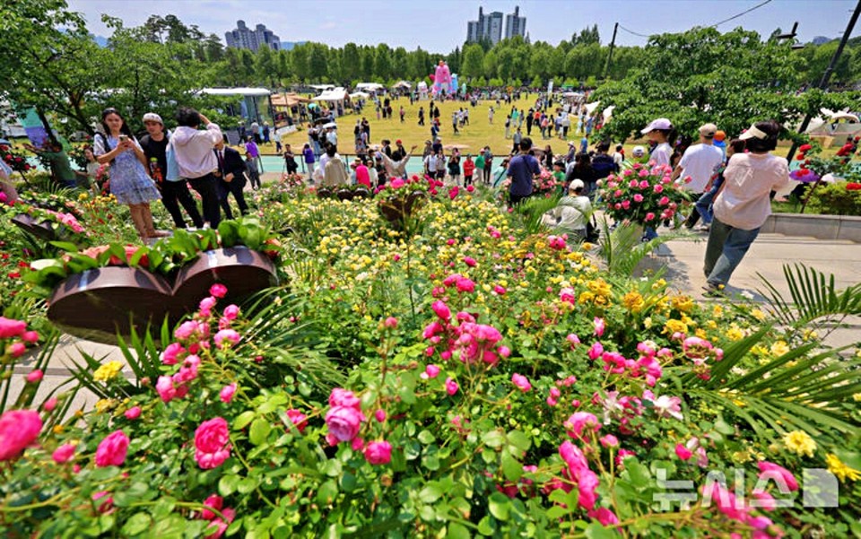 서울 동작구 보라매공원에서 열린 2025 서울국제정원박람회를 찾은 시민들이 정원을 만끽하고 있다. 